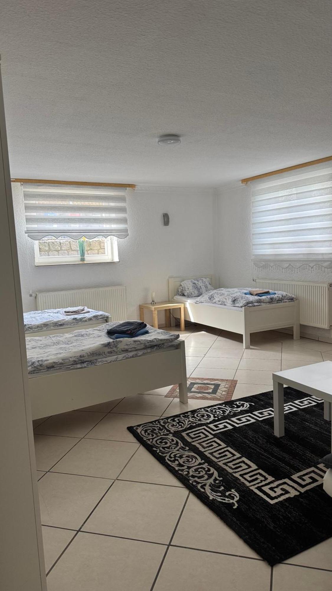 Apartment 1 Souterrainfenster